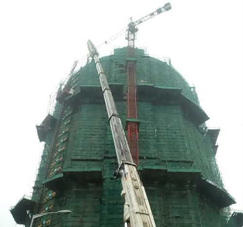 汝城吊车在工地上作业